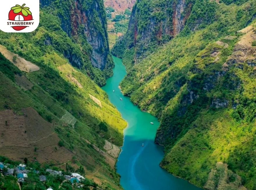 Nho Quế River, a jewel set in a fairy tale land